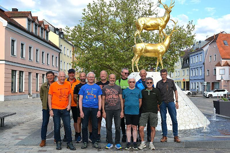 Alle Läufer waren mit Begeisterung dabei. Von rechts, Ersatzläufer Heiner Dennerlein, Valentin Schmidbauer, Jürgen Ott, Franz List, Max Friedl, Werner Weigl, Robert Dorner , Roland Maier, Peter Dorner, Uwe Bellmann, Sepp Böller und Fritz Dietl.

 - Foto von Fritz Dietl