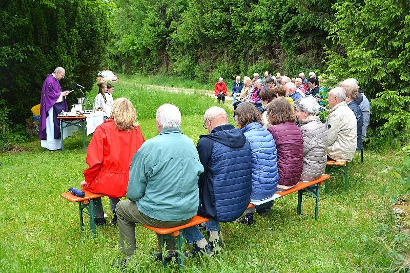 Gemeinsamer Gottesdienst der Gläubigen aus Hirschau und Ehenfeld, beim Bittgang zum Weiher bei der Hölzlmühle. - Foto von Fritz Dietl