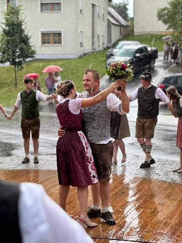 Ausgerechnet zum Kirwa-Walzer öffnete der Himmel letztes Jahr seine Schleusen. Bei strömendem Regen wurden Simon Blind und Vanessa Ries zum neuen Ober-Kirwapaar gekürt. - Foto von Heidi Ries