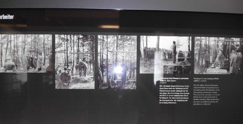 Im Ausstellungsgebäude der KZ-Gedenkstätte sind die Verbrechen der Nazis mit einer Vielzahl von erschütternden Fotos dokumentiert. - Foto von Werner Schulz