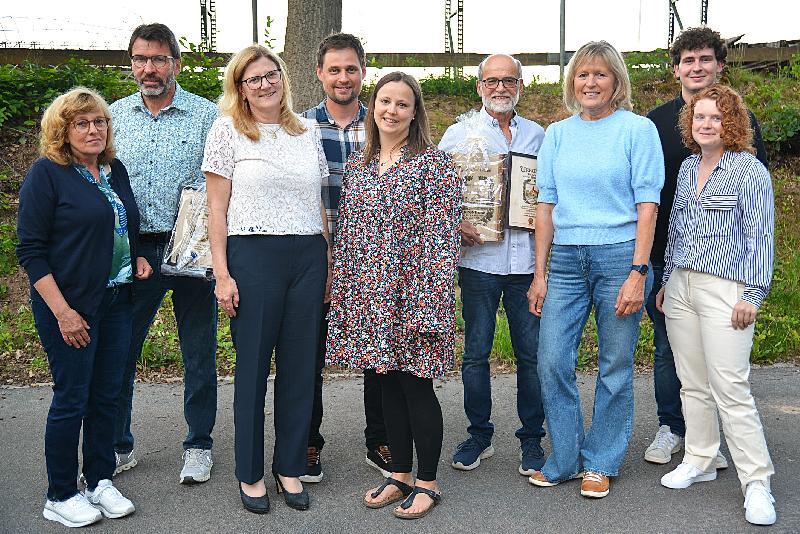 Die Geehrten und die Neuen, mit ihren Partnerinnen bzw. Partnern. 2. v. li. Josef Biehler, 3. v. li. Bürgermeisterin Beate Dietrich, 4. v. li. Martin Birner, 4. v. re. Helmut Götz, re. Luisa Goller.

 - Foto von Fritz Dietl