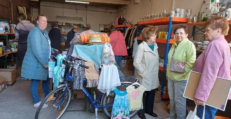 Unter der Leitung der FU-Ortsvorsitzenden und Stadträtin Michaela Meier (links) hält die CSU Frauen-Union am Freitag, 19. Juni, im ehemaligen Bauhof ihren 49. Frühjahrs-Flohmarkt ab und bietet dort gut erhaltene Gebrauchtwaren zu Schnäppchenpreisen an - Foto von Werner Schulz