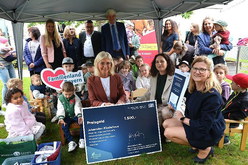 Große Freude bei den Kindern, dem Personal und den Ehrengästen des Johanniter Kinderhauses. Von li. Stattsministerin Ulrike Schaft, die Leiterin des Kinderhauses, Kerstin Tapparelli und die Bürgermeisterin der Stadt Hirschau, Beate Dietrich. - Foto von Fritz Dietl