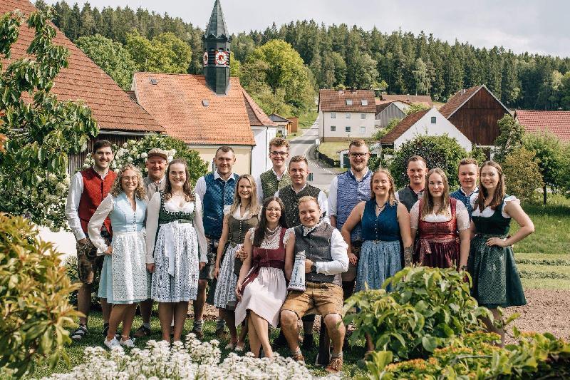 Nicole Ott und Jonas Schießlbauer (vorne sitzend) wurden vergangenes Jahr zum Weiherer Ober-Kirwapaar gekürt. Welches der diesjährigen 9 Kirwapaare wird es am kommenden Sonntag beim Austanzen des Kirwabaumes treffen? - Foto von Meelina Seifert