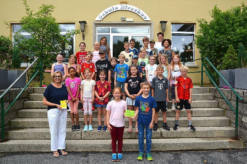Die Kommunionkinder bei der Übergabe der Spende an Petra Waldhauser, vorne li., re. hinten Gemeindereferentin Barbara Schlosser. - Foto von Fritz Dietl