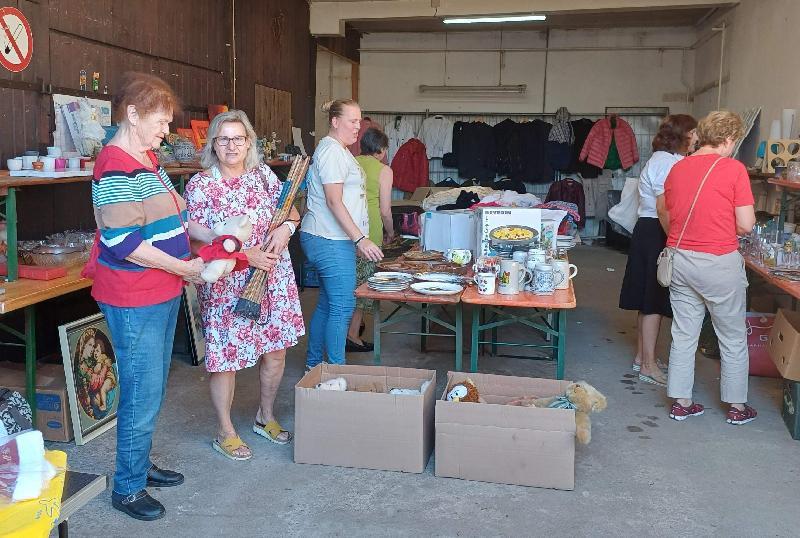 Beim Flohmarkt der CSU-Frauen-Union herrschte im ehemaligen städtischen Bauhof am Vormittag reger Kundenandrang. Unter der Regie der FU-Vorsitzenden Stadträtin Michaela Meier (3. von links), ihrer Stellvertreterin Bärbel Birner (nicht im Bild) und der Ehrenvorsitzenden Heidi Flierl (links) wurde dieser problemlos bewältigt. - Foto von Werner Schulz