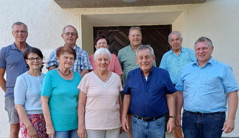 Die neue Vorstandschaft des Förderkreises Altenhilfe. Vorne v. l.: Petra Weih, Heidi Flierl, stellv. Vorsitzende Hildegard Kohl, Vors. Werner Schulz, Schriftführer Martin Merkl, hinten v. l.: Bürgermeister a.D. Hermann Falk, Reinhold Birner, Bärbel Birner, Peter Leitsoni und Karlheinz Schwandner. 

 - Foto von Annemarie Brandl