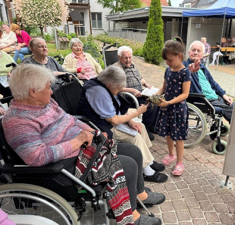 Nicht alltäglicher Besuch stellte sich im BRK-Senioren- und Pflegeheimes St. Barbara ein. Die achtjährige Vroni Kohl, hier mit der Schildkröten-Mama Kalli, machten den Bewohnerinnen und Bewohnern mit ihren Schildkröten die Aufwartung. Eine Seniorin wagte es sogar, die Kalli am Kopf zu streicheln. - Foto von Anita Dobmeier