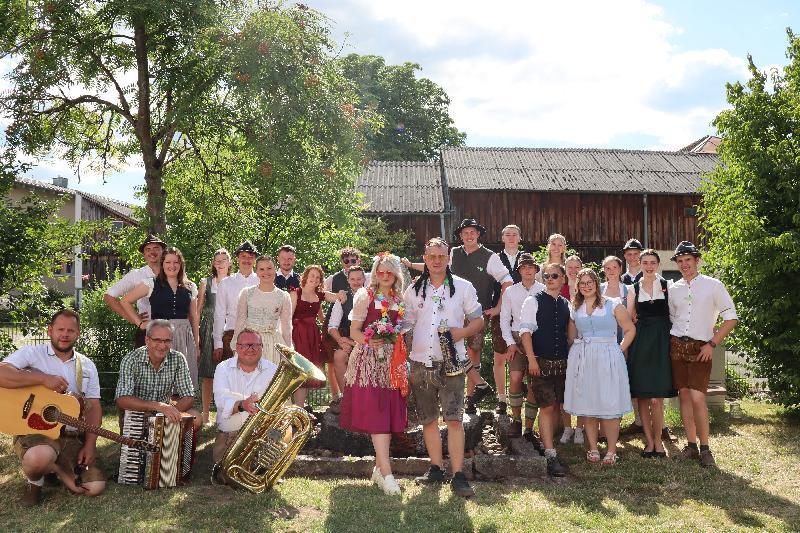 Die 10 Kirwapaare machten eine ausgezeichnete Figur beim Austanzen des Kirwabaums. Dieses endete mit der Kür von Madlen Goller (vorne mit Blumenstrauß) und Tim Riß (vorne mit Kirwaliesl) zum Oberkirwapaar. Links das Trio „Remerschnalzer“. - Foto von Kathrin Müller