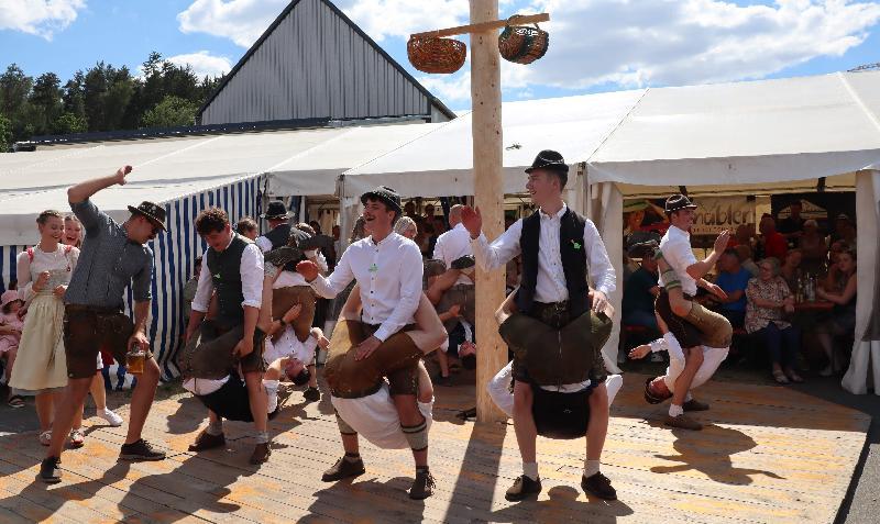 Einzigartig in der Region: Schuhplattelnde Kirwaboum bei Burgstaller Kirwa
