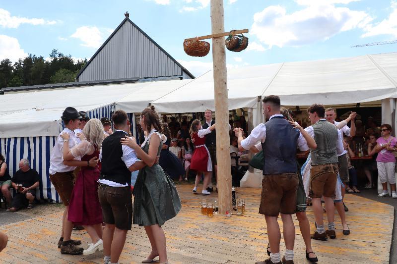 Einzigartig in der Region: Schuhplattelnde Kirwaboum bei Burgstaller Kirwa