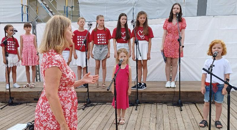 „Sommer machte Super-Laune“ beim Konzert des Kinderchors „Herzwärts“
