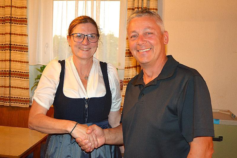Bürgermeisterin Beate Dietrich gratulierte Georg Ott zur Wiederwahl und freute sich auf die Zusammenarbeit in den nächsten sechs Jahren. - Foto von Fritz Dietl