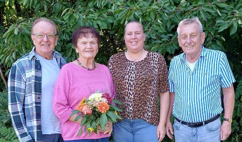 Die Ehrenvorsitzende der CSU-Frauen-Union, ehemalige Stadträtin und Trägerin der silbernen Bürgermedaille Heidi Flierl (2. von links) feierte dieser Tage ihren 80. Geburtstag. Dazu gratulierten ihr der stellv. CSU-Ortsvorsitzende Dr. Hans-Jürgen Schönberger (links), die FU-Ortsvorsitzende Stadträtin Michaela Meier (2. von rechts) sowie Werner Schulz (rechts), der CSU-Ehrenortsvorsitzende und Vorsitzende des Förderkreises Altenhilfe. - Foto von Rosi Schönberger