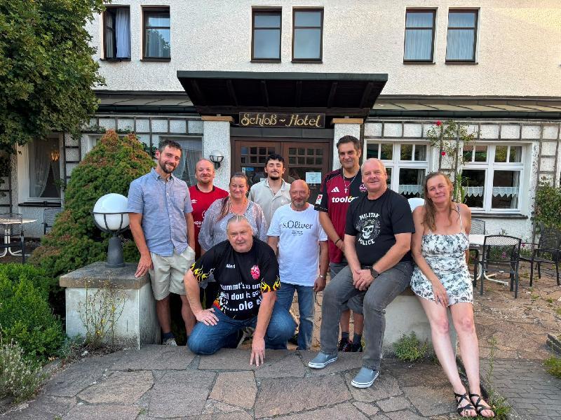 Die neue Vorstandschaft der FCN-Freunde Hirschau blickt voller Zuversicht auf die kommenden Jahre. Vorne kniend: Albert Neubert, Vordere Reihe von links: Simon Seibert, Tanja Barile, Franco Barile, Ralf Nutz, Brigitta Nutz, hintere Reihe von links: Mark Schirmeister, Justin Hirschmann und 1. Vorsitzender Markus Hirschmann. - Foto von Annalena Hirschmann