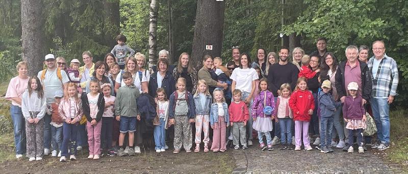 Rundum begeistert waren Kinder wie Erwachsene vom Familienstück „Meister Eder und sein Pumuckl” bei den Luisenburgfestspielen. Der CSU-Ortsverband hatte dazu unter Leitung des stellv. Ortsvorsitzenden Dr. Hans-Jürgen Schönberger (rechts) und seiner Frau Rosi (links) eingeladen. - Foto von Gabriele Hirschmann