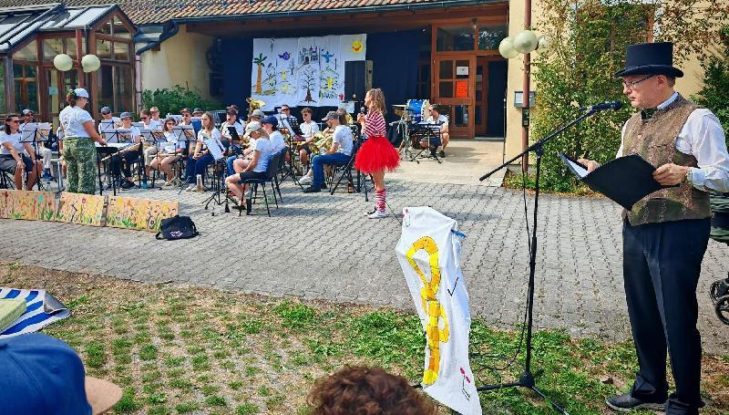 Zu den Klängen des Musikzugs mit Tara die Instrumenteninsel Melodica erkundet