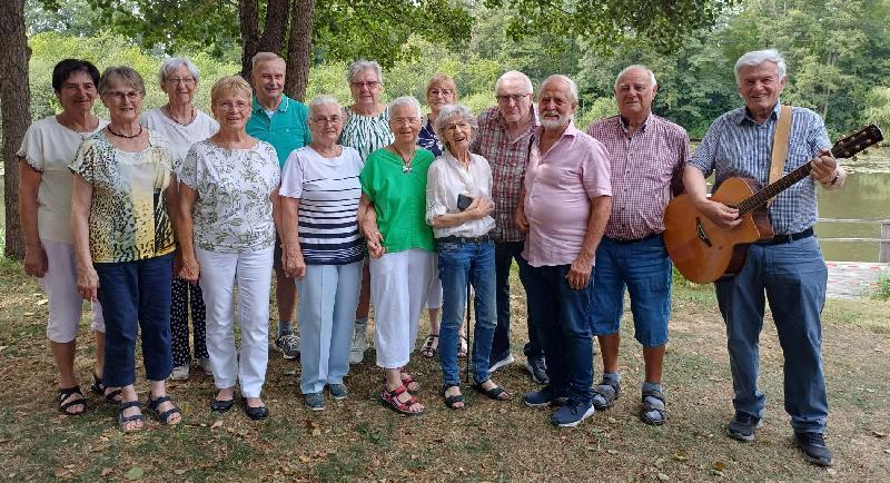 Die Angehörigen des Jahrgangs 1945/1946 feierten ihren 80. Geburtstag gemeinsam mit einem Klassentreffen, das Waltraud Lorenz (vorne 4. von links) perfekt organisiert hatte. Rechts im Bild: „Stargast“ Robert Hierl,  - Foto von Werner Schulz