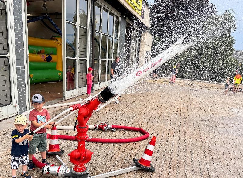 Ein Highlight des Feuerwehr-Ferienprogramms ist heuer sicher wieder der große Wasserwerfer, der normalerweise bei Großbränden zum Einsatz kommt. Unter Aufsicht dürfen die Kinder diesen selbst bedienen.  - Foto von Thomas Maier