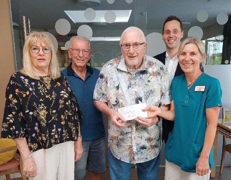 An seinem 80. Geburtstag, den er am 8. August feiern konnte, wurde Rudi Hanft reichlich beschenkt. Nun machte der Jubilar der BRK-Tagespflege St. Barbara selbst ein großes Geschenk: An Betreuerin Gabi Riß übergab er dieser Tage einen 500-Euro-Scheck. Im Bild von links: Brigitte Hanft, Seniorenbeauftragter Rudi Wild, Jubilar Rudi Hanft, BRK-Kreisgeschäftsführer Sebastian Schaller und Tagespflege-Betreuerin Gabi Riß. - Foto von Werner Schulz