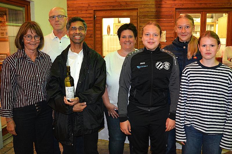 Der neue Pfarrvikar Xavier Karamel Joseph CMI 3. v. li. zusammen mit der Sprecherin des Ehenfelder Pfarrgemeinderates Anita Falk, Kirchenpfleger Joachim Winkler, Gemeindereferentin Barbara Schlosser und Miriam, Ronja und Sophia vom Mini-Team. - Foto von Fritz Dietl