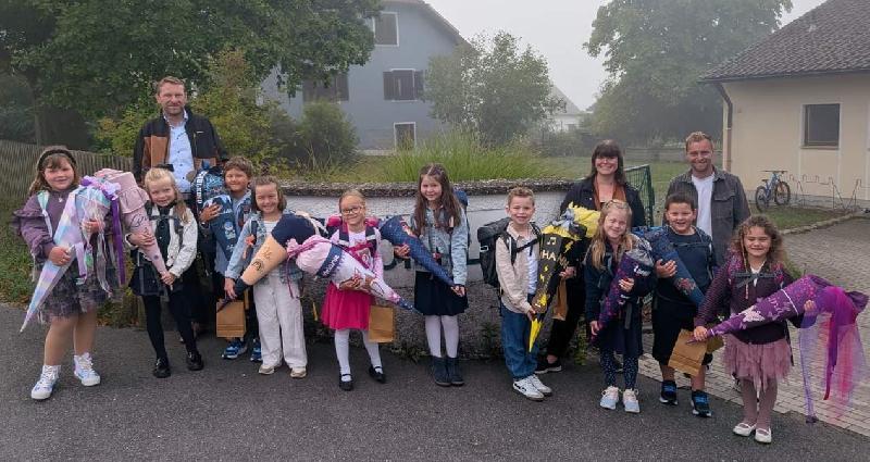 Heuer wurden an der Grundschule Ehenfeld zehn Kinder eingeschult. Die beiden CSU-Stadträte Christian Gnan (hinten links) und Manuel Falk (hinten rechts) überreichten den ABC-Schützen jeweils einen Loop mit der Aufschrift „I bin a Hirschauer Stückl“. Mit im Bild: Klassenleiterin Lisa-Maria Rösch. - Foto von Jennifer Falk