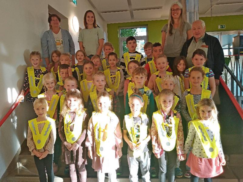 Die Verkehrswacht stattete die ABC-Schützen der Hirschauer Grundschule mit gelb reflektierenden Sicherheitsüberwürfen aus, damit sie auch bei Dunkelheit sicher zur Schule und wieder nach Hause kommen. Hinten von links: Rektorin Birgit Härtl, Lehrerin Veronika Reinstein, Lehrerin Nadine Hofmann und Verkehrswachtvorsitzender Johann Wagner. - Foto von Werner Schulz