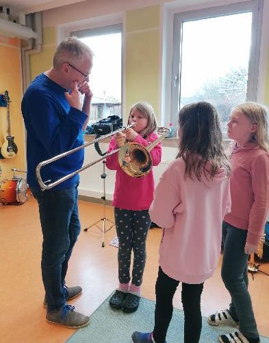 Beim Schnuppertag des Musikzugs können die Kinder die verschiedenen Instrumente kennenlernen, die beim Musikzug gespielt werden. - Foto von Werner Schulz