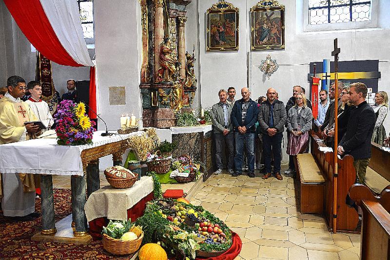 Die Erntegaben wurden von den Abordnungen der verschiedenen Gruppen im Dorf zum Altar gebracht. Pater Xavier zelebrierte den Gottesdienst. - Foto von Fritz Dietl