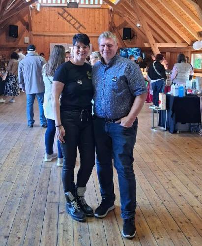 Zu einem vollen Erfolg wurde die Gewerbeschau, die von Martin und Regina Merkl (2. von rechts) initiiert und perfekt organisiert wurde. - Foto von Merkl