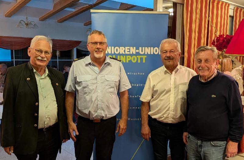Beim Info-Abend der CSU- Senioren-Union Kaolinpott zum Themenkreis „Brandschutz: Gefahren im Haushalt“ klärte Kreisbrandmeister Jürgen Ehrnsberger (2. Von links) über die Bedeutung von Rauchwarnmeldern, die häufigsten Brandursachen und das richtige Verhalten im Brandfall auf. Dafür dankten die Vorsitzenden Werner Schulz und Fredi Weiß (von rechts) und der SEN-Union Kreisvorsitzende Helmut Fischer (links).

 - Foto von Thomas Hottner