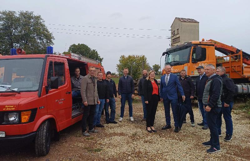 Auf dem Grundstück, auf dem das Weiherer Gemeinschaftshaus gebaut wird, trafen sich auf zum Ortstermin von links: CSU-Fraktionsvors. Manuel Falk, 3. Bgm. Hermann Gebhard, 2. Kdt. Christoph Ott, Kdt. Philipp Birner, 2. FW-Vorstand Tobias Schadl, FW-Vorstand Michael Reif, Bürgermeisterin Beate Dietrich, MdL Harald Schwartz, Stadtrat Christian Gnan, Stadtrat Josef Luber, Ortssprecher Georg Ott und Stadtrat Martin Merkl. - Foto von Werner Schulz
