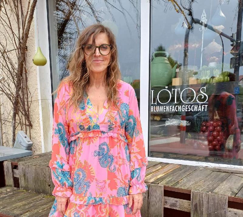 Im März 1999 eröffnete Floristin Steffi Riß ihr Geschäft „Lotos Blumen und Kunst“ an der Ecke B14/Bahnhofstraße – für sie der ideale Standort. Parkplätze sind in unmittelbarer Nähe, ja direkt vor der Ladentür. Auf der B14 läuft viel Durchgangsverkehr. Nicht zufällig hat sie ca. 30 Prozent Laufkundschaft. - Foto von Werner Schulz