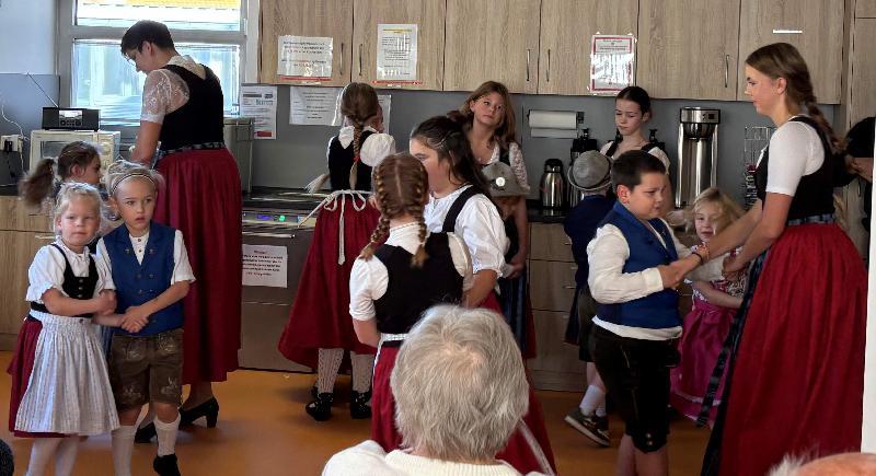 Der Nachwuchs des Heimat- und Trachtenvereins brachte eine große Portion Schwung und Lebensfreude ins Seniorenheim St. Barbara mit seinen Tanzdarbietungen, hier beim Tanz „Herr Meier kommt geflogen. Links hinten: Vortänzerin Eva Pfab, rechts Lotta Pfab. - Foto von Sylvia Summer