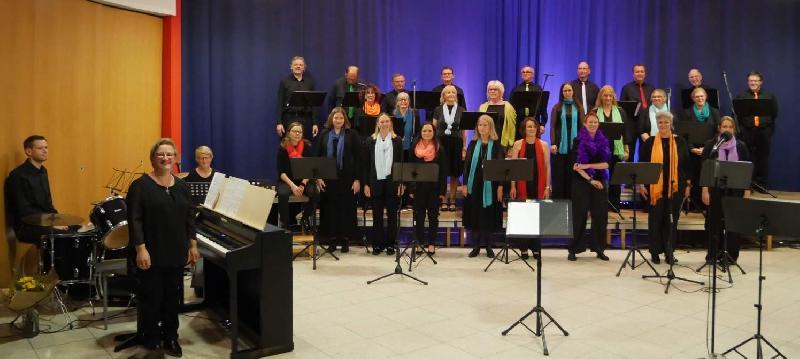 Die „Happy Voices“ können heuer ihren 20. Geburtstag feiern. Der Name des Chores ist zugleich Programm. Den Beweis dafür erbrachten die Sängerinnen und Sänger einmal mehr letzten Sonntag bei ihrem Konzert. Vorne links stehend: Dirigentin Andrea Eichenseer, sitzend von links: Martin Röbl (Schlagzeug) und Ute Neger (Klavier). - Foto von Günther Siegert