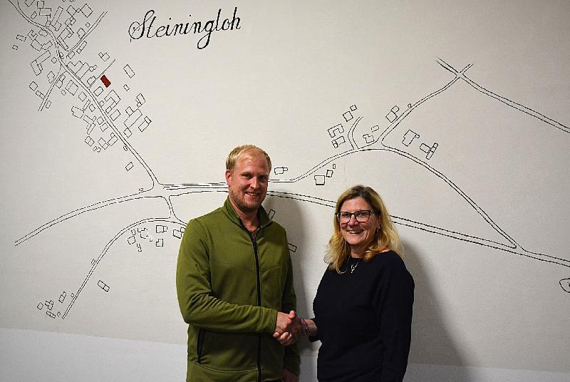 Erich Stauber gratulierte seinem Nachfolger und bedankte sich bei der Stadt Hirschau für die Unterstützung bei der Installation der funkgesteuerten Kapellenuhr. Er betonte, dass es nur wenige Orte dieser Größe mit einer entsprechenden Anlage gibt.  - Foto von Fritz Dietl