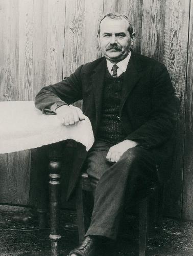 Einer der Kriegsheimkehrer, die das Versprechen einlösten, war Johann Stauber. Er stellte auch den Grund für die Kapelle zur Verfügung und fungierte als Bauherr. Auf der Glocke der Kapelle ist sein Name mit der Jahreszahl 1924 angebracht. - Foto von Birgit Stauber (Archiv)