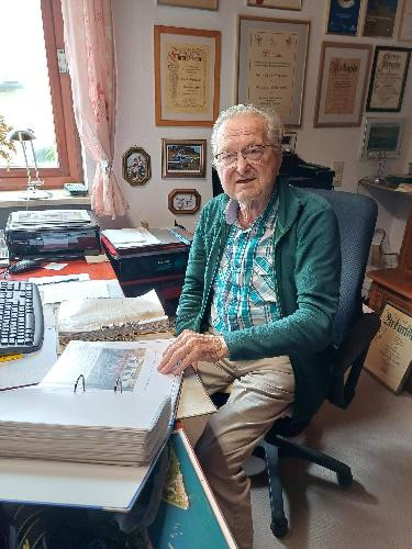 Ewald Großmann hat mit seiner Fotokamera seit sieben Jahrzehnten alles Festgehalten, was <br >sich in dieser Zeit in Schnaittenbach ereignet hat und so eine wertvolle „Schnaittenbacher <br >Bilderchronik“ geschaffen. Mit sichtlicher Begeisterung blättert in den Alben und erzählt über <br >das dort in Bildern Festgehaltene. - Foto von Werner Schulz