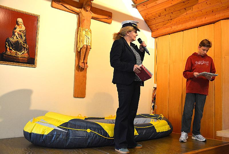 Kapitänin Edda macht dem ängstlichen Mats Mut. - Foto von Fritz Dietl