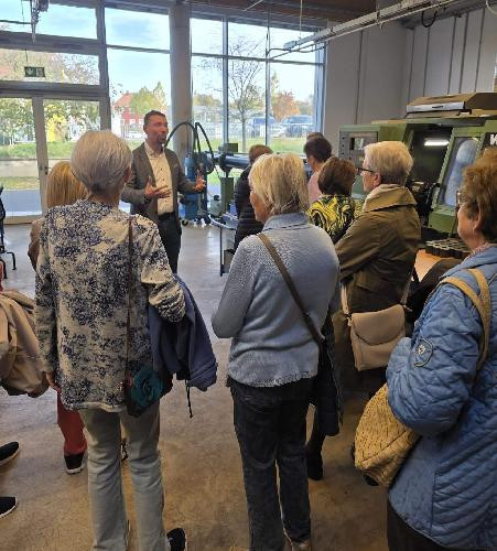 Interessante Einblicke in die Jura-Werkstätten gewannen die 40 Hirschauer Seniorinnen und Senioren, die der Einladung des Förderkreises Altenhilfe zur Besichtigung der Behinderteneinrichtung gefolgt sind. Sie konnten sich überzeugen, mit welcher Freude die Beschäftigten ihre auf ihre Fähigkeiten ausgerichteten Arbeiten verrichteten. - Foto von Peter Leitsoni