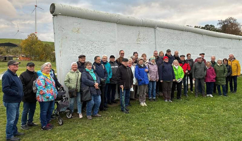 Beim Besuch des Dorfes Mödlareuth, das vom SED-Regime durch eine Mauer und andere Sperranlagen geteilt und deshalb „Little Berlin“ genannt wurde, wurde bei den Teilnehmern und Teilnehmerinnen der Senioren-Union-Informationsfahrt ein wichtiges Stück deutscher Geschichte noch einmal bewusst. Rechts im Bild: Fredi Weiß, stellv. Vorsitzender der Senioren-Union Kaolinpott. - Foto von Heiko Ultsch