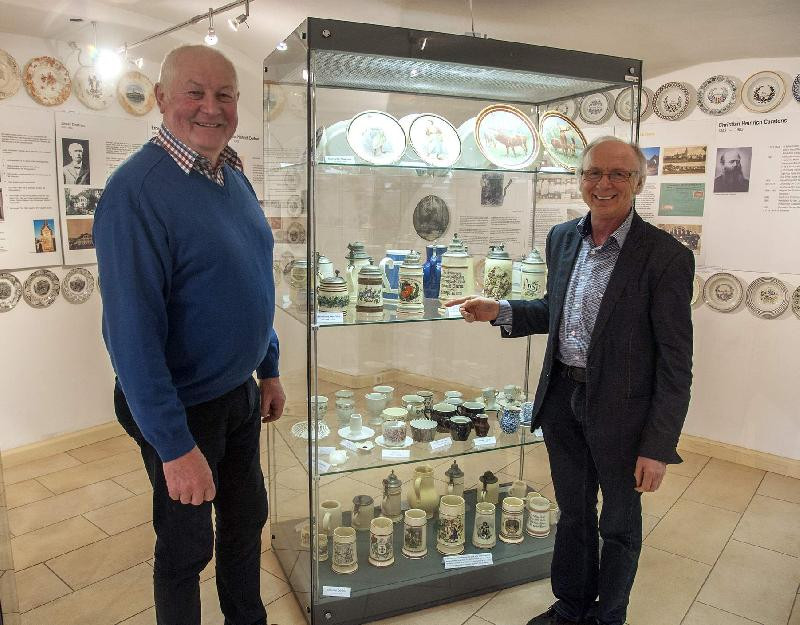 Die Senioren-Union Kaolinpott lädt am Sonntag, 8. November, ab 14 Uhr in die alte Mälzerei des Pflegschlosses zu einer Führung durch die Hirschauer Steingutausstellung ein. Altbürgermeister Hans Drexler (links) wird die Geschichte der Fabriken und der Exponate erläutern. Rechts im Bild: Alfred Härtl (langjähriger stellv. Festspielvereinvorsitzender). - Foto von Werner Schulz