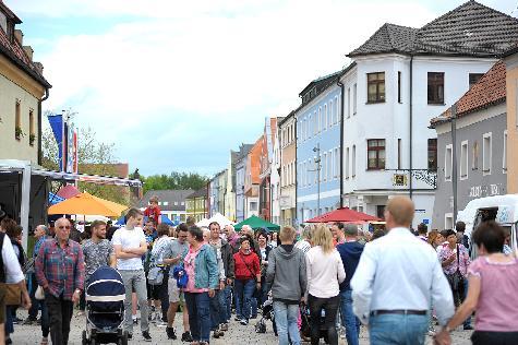 „Kummt´s eina“ verknüpft mit großem Markt und verkaufsoffenen Sonntag  - Foto von Alfred Härtl