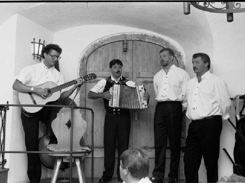 Bei einem Saunagang kamen v. r. Franz Dietz, Hans Drexler und Sepp Strobl 1989 auf die Idee, die Gesangsgruppe „D’Watzndorfer“ zu gründen. In den ersten Jahren zählte oft auch Helmut Fuchs (l.) bei den Auftritten zu den Akteuren. - Foto von Werner Schulz