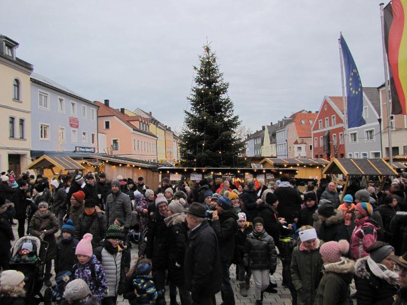 Bestens besuchter Weihnachtsmarkt seit langem.