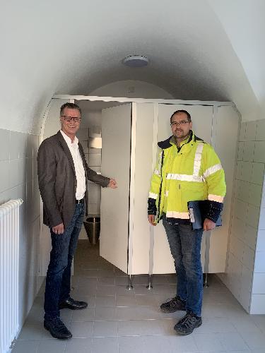 Erster Bürgermeister Hermann Falk mit dem Leiter des technischen Bauamtes Thomas Dotzler bei einer Besichtigung der wieder eröffneten Außentoiletten. - Foto von Gerhard Fleischmann