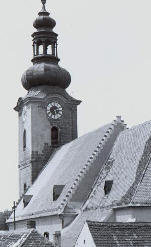 Zwei Tage vor dem Einmarsch der US-Truppen in Hirschau hatten amerikanische Flugzeuge am 20. April 1945 die Stadt bombardiert. Den größten Treffer hatte die Stadtpfarrkirche abbekommen. Aus dem oberen Teil der Südost-Ecke des Kirchturms wurde ein hausgroßes Loch herausgerissen. - Foto von Werner Schulz