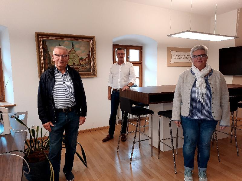 Die neuen Seniorenbeauftragten der Stadt Hirschau links Claudia Stein, rechts Rudolf Wild mit 1.Bürgermeister Hermenn Falk , Mitte. - Foto von Gerhard Fleischmann