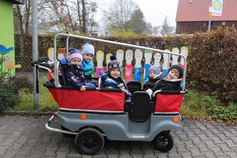 Krippenkinder dank Elternbeirat im elektrisch betriebenen Krippenwagen on tour