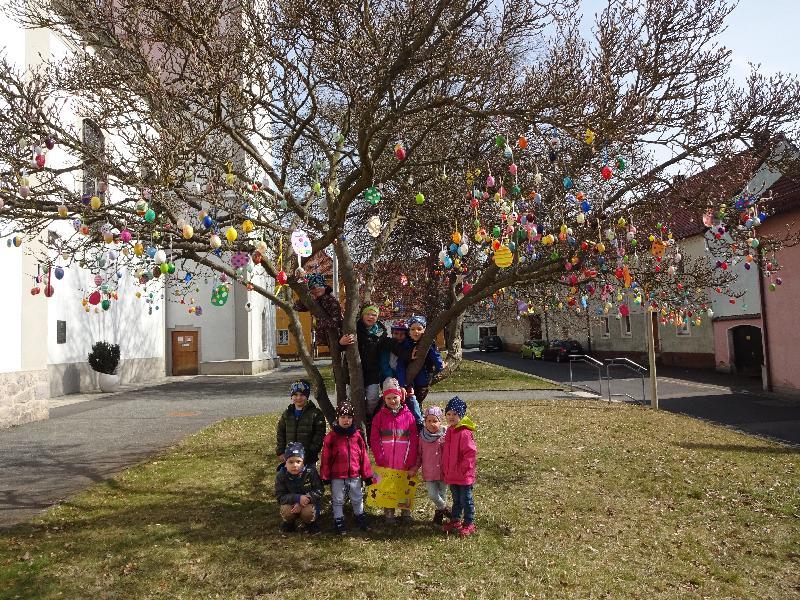 Die Kinder aus der Notbetreuung schmückten die Magnolie vor der Stadtpfarrkirche mit den mehr als 300 gesammelten Ostereiern.  - Foto von Kindergarten St. Maria Schnaittenbach